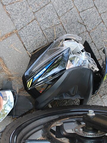 Kolizja motoroweru z samochodem osobowym Kolizja motoroweru z samochodem osobowym