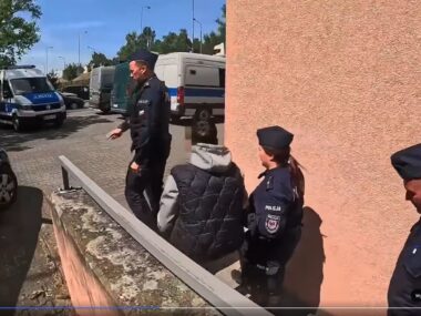 „Lover Boy” zatrzymany w Niemczech! Bułgar Hassan M., podejrzany o handel ludźmi i zmuszanie do prostytucji, działał także na terenie województwa śląskiego Świecko – przejście graniczne Polska – Niemcy. Przekazanie zatrzymanego Bułgara (Hassan M.), ściganego przez Prokuraturę Okręgową w Sosnowcu. 14 maja 2025.