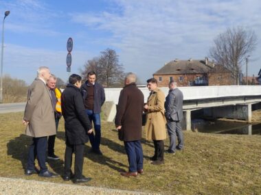 W Kaletach nad Małą Panwią powstanie nowy most Przekazanie placu budowy nowego mostu w Kaletach