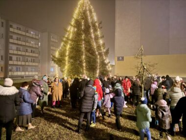 W Tarnowskich Górach Strzybnica ma już swoją choinkę Strojenie dzielnicowej choinki w Tarnowskich Górach-Strzybnicy