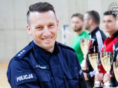 Tarnowskie gory radzionkow policjant uratowal dziecko Tarnowskie gory radzionkow policjant uratowal dziecko