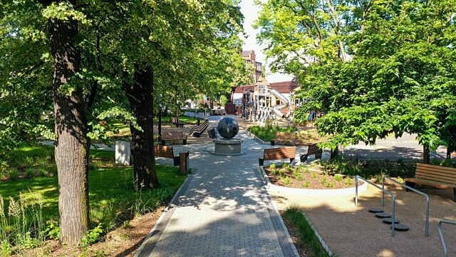 Plac zabaw na Placu Towarzystwa Przyjaciół Dzieci w Tarnowskich Górach Plac zabaw na Placu Towarzystwa Przyjaciół Dzieci w Tarnowskich Górach