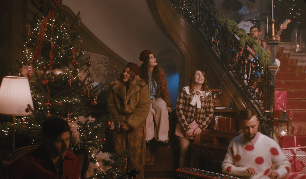 "Bez Noc Po Ćmoku", czyli nowy śląski teledysk kolędowy. Frele świętują w Pałacu Kawalera
