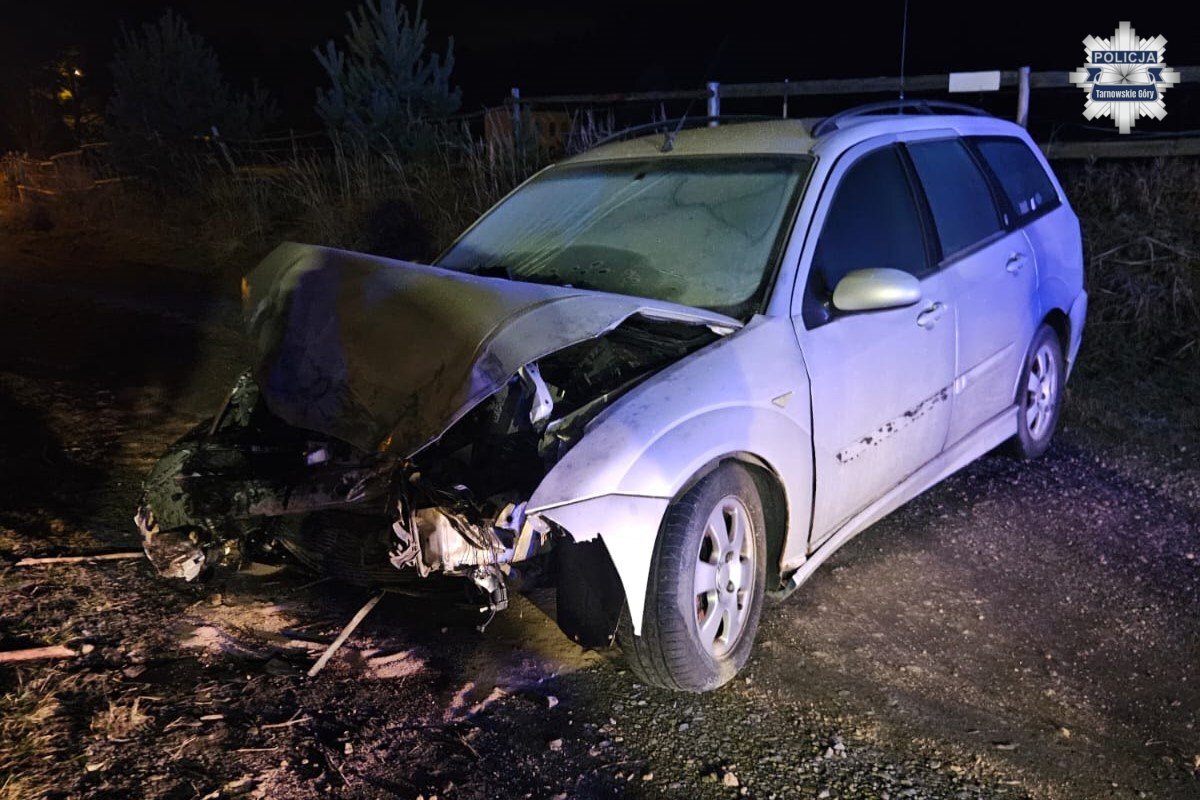 Tak się kończy jazda "na podwójnym gazie". W Kaletach kierowca wjechał w zaparkowany pojazd