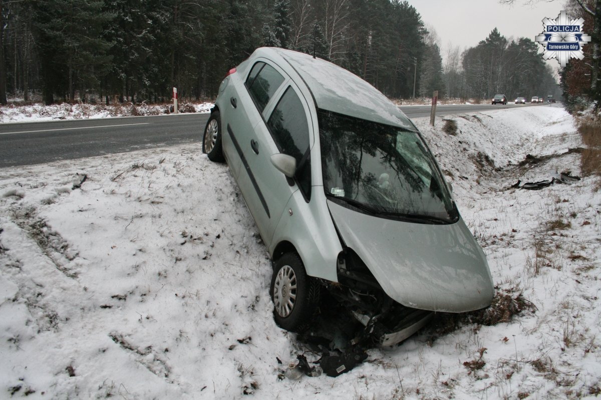 Kolizja na DW 908 w powiecie tarnogórskim. Samochód osobowy zakończył jazdę w rowie
