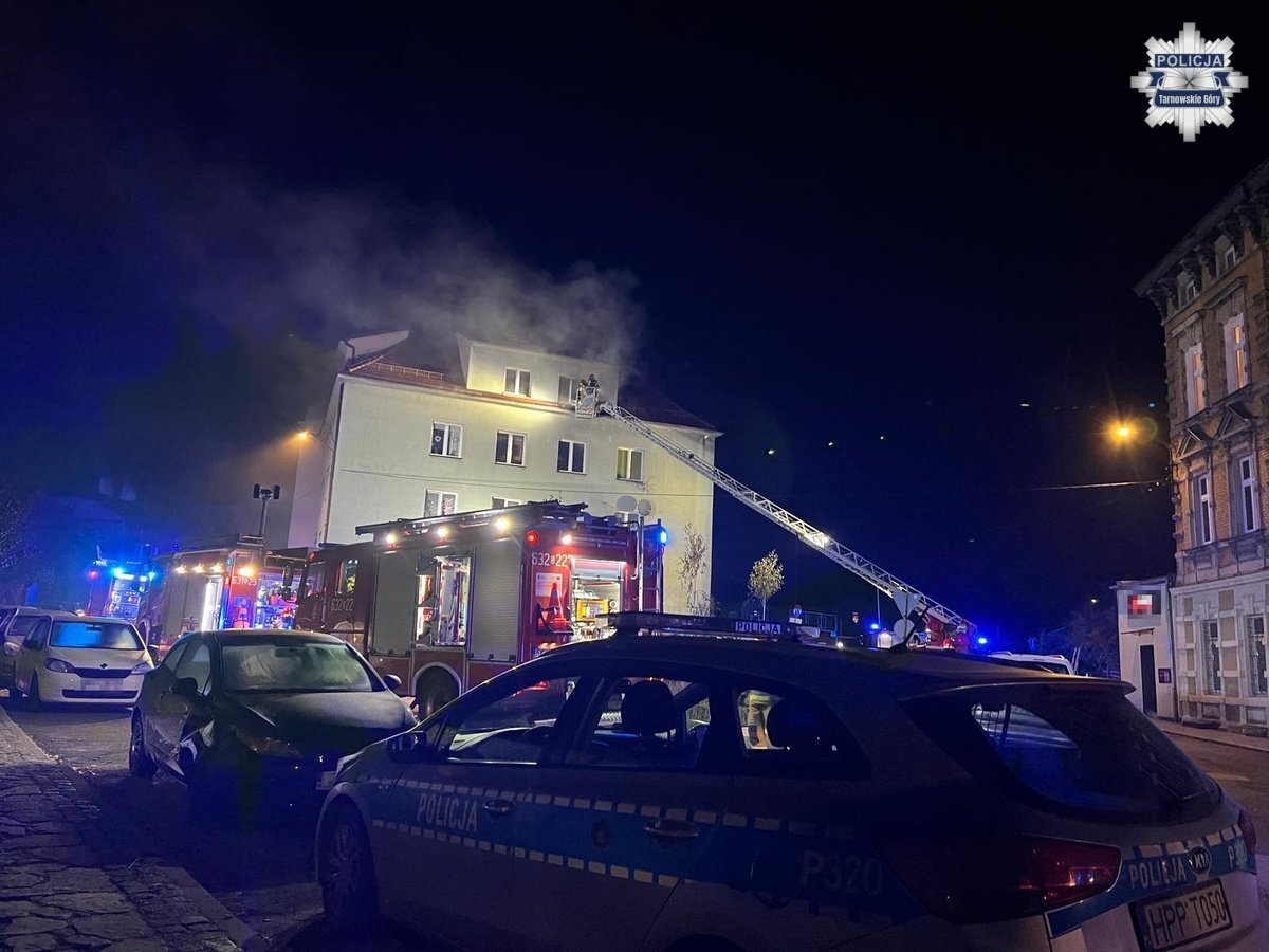 Pożar w centrum Tarnowskich Gór. Z budynku ewakuowano 23 osoby