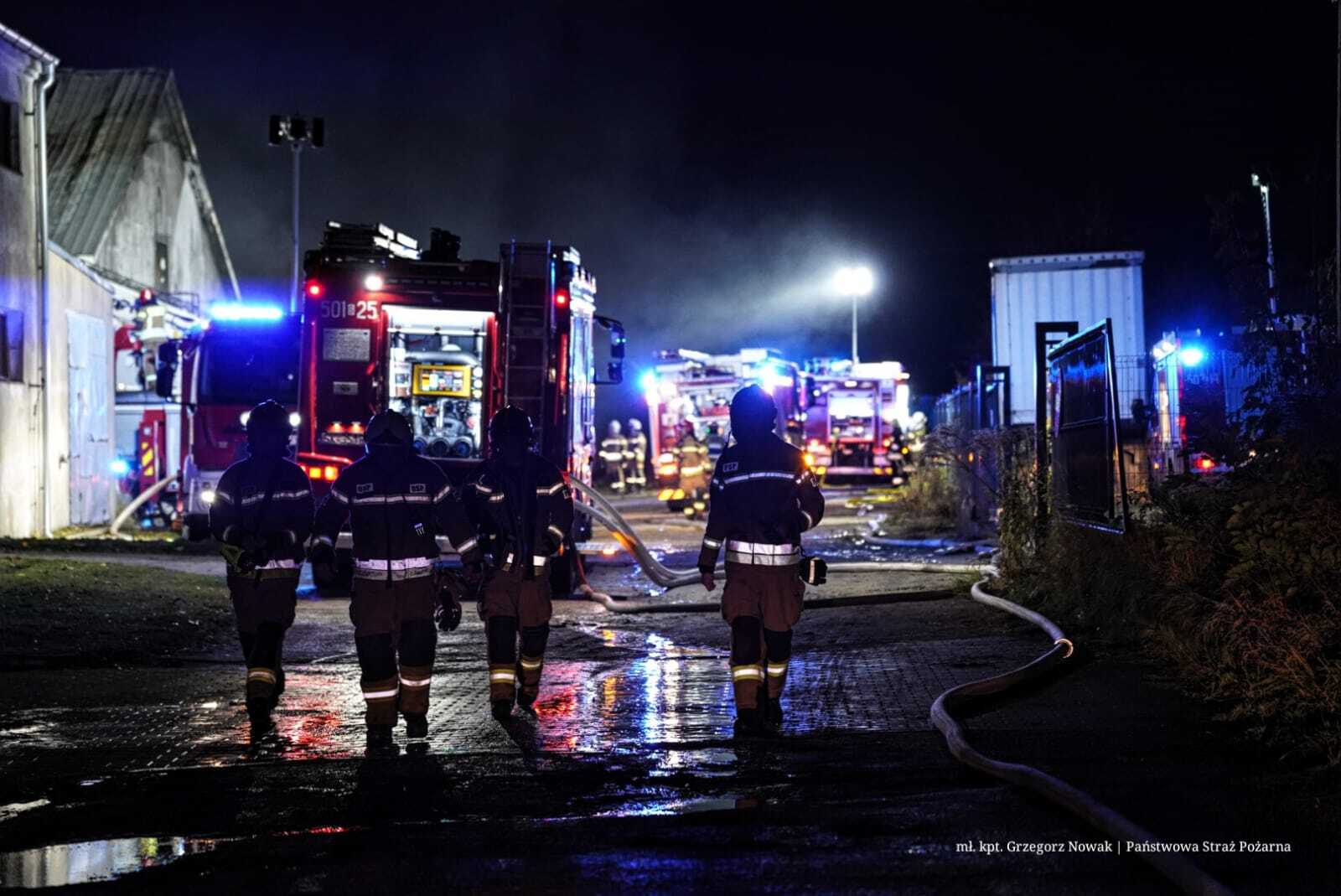 Pożar w zakładzie produkcyjnym w gminie Koszęcin gasiło 45 zastępów straży. Trwa zbiórka dla pogorzelców