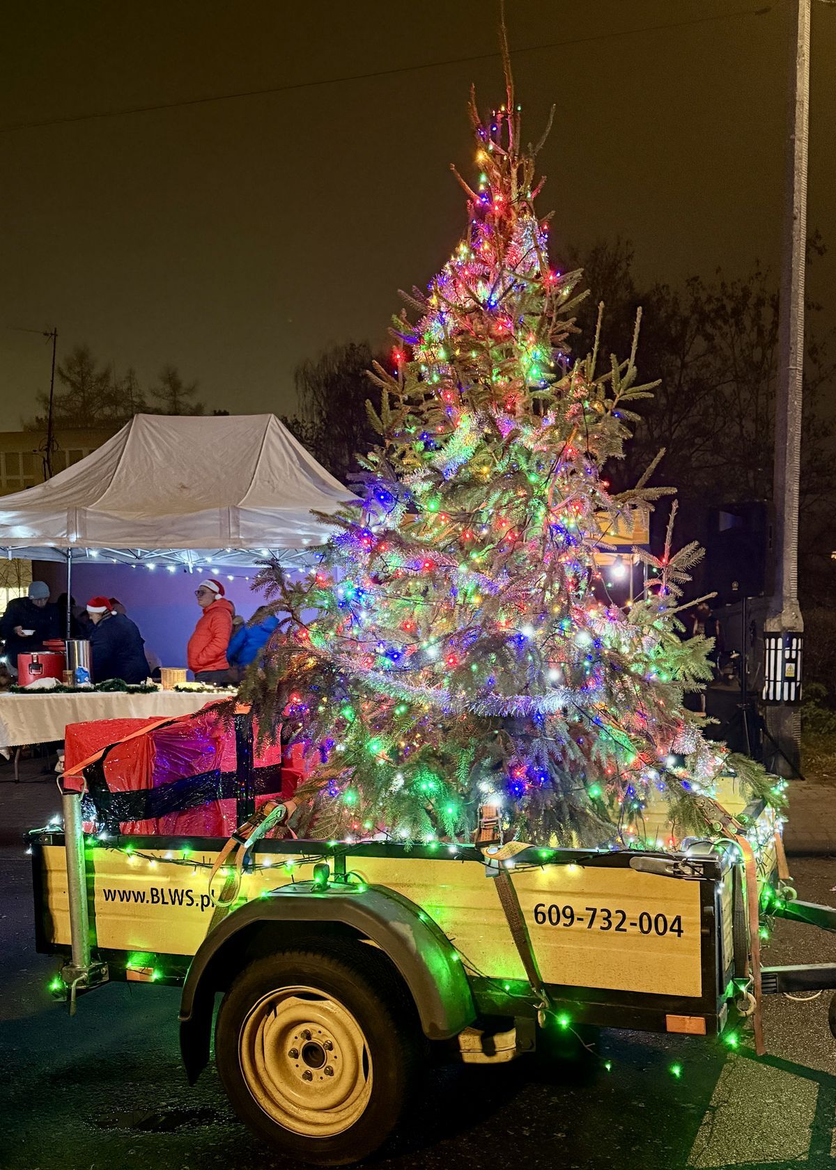 Strojenie dzielnicowej choinki w Tarnowskich Górach-Strzybnicy