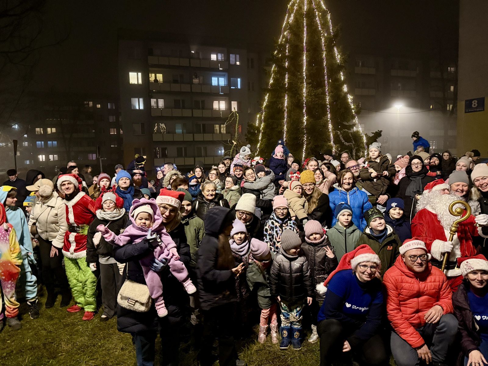 Strojenie dzielnicowej choinki w Tarnowskich Górach-Strzybnicy