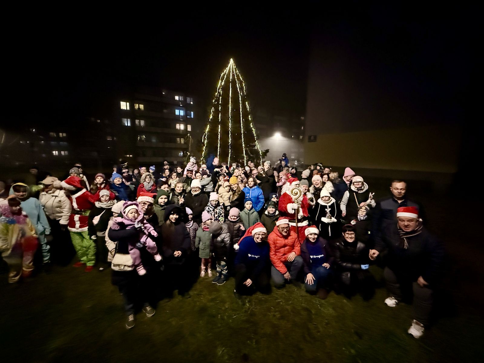 Strojenie dzielnicowej choinki w Tarnowskich Górach-Strzybnicy