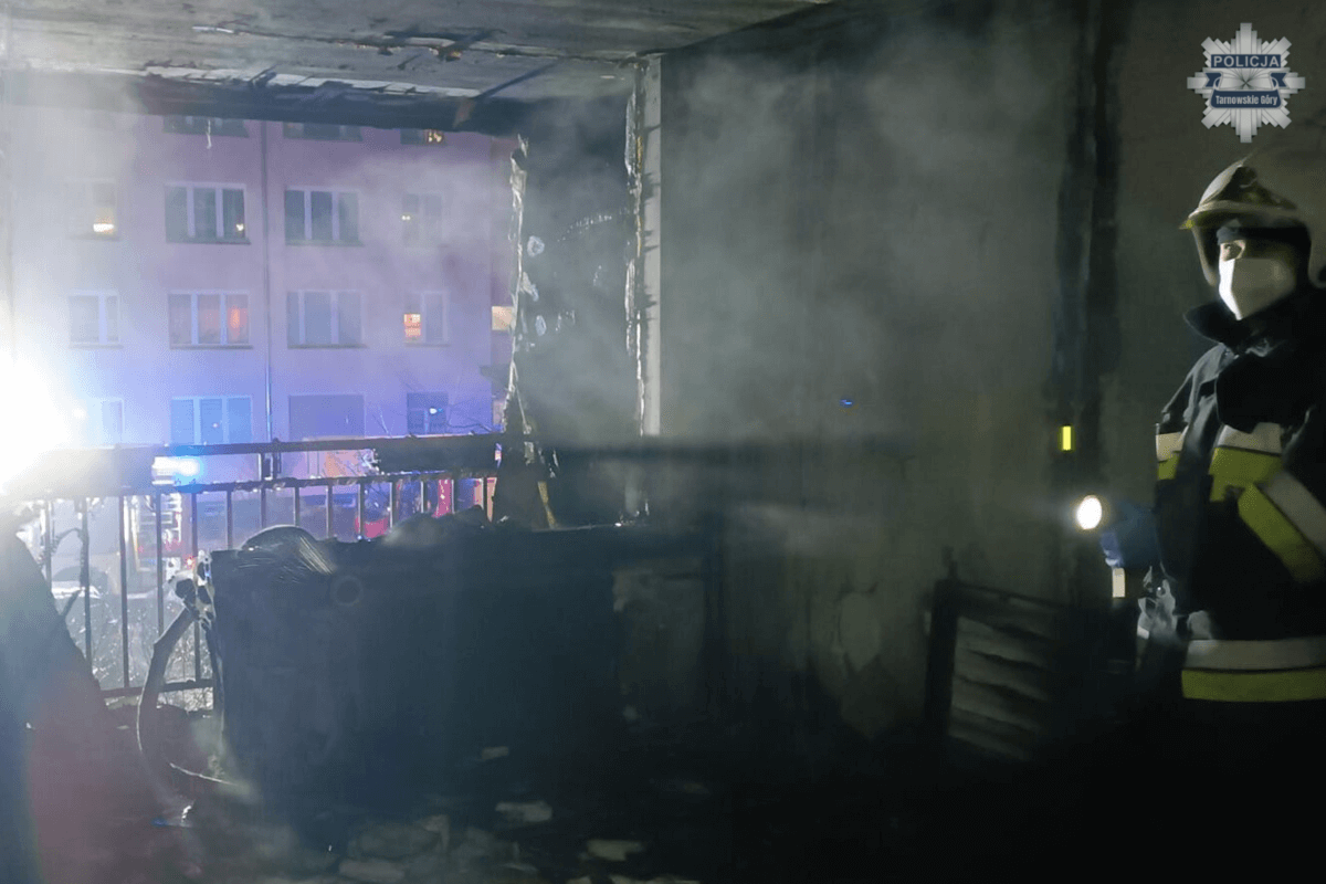 Pożar w bloku w Tarnowskich Górach-Strzybnicy. Służby ewakuowały ponad 20 osób