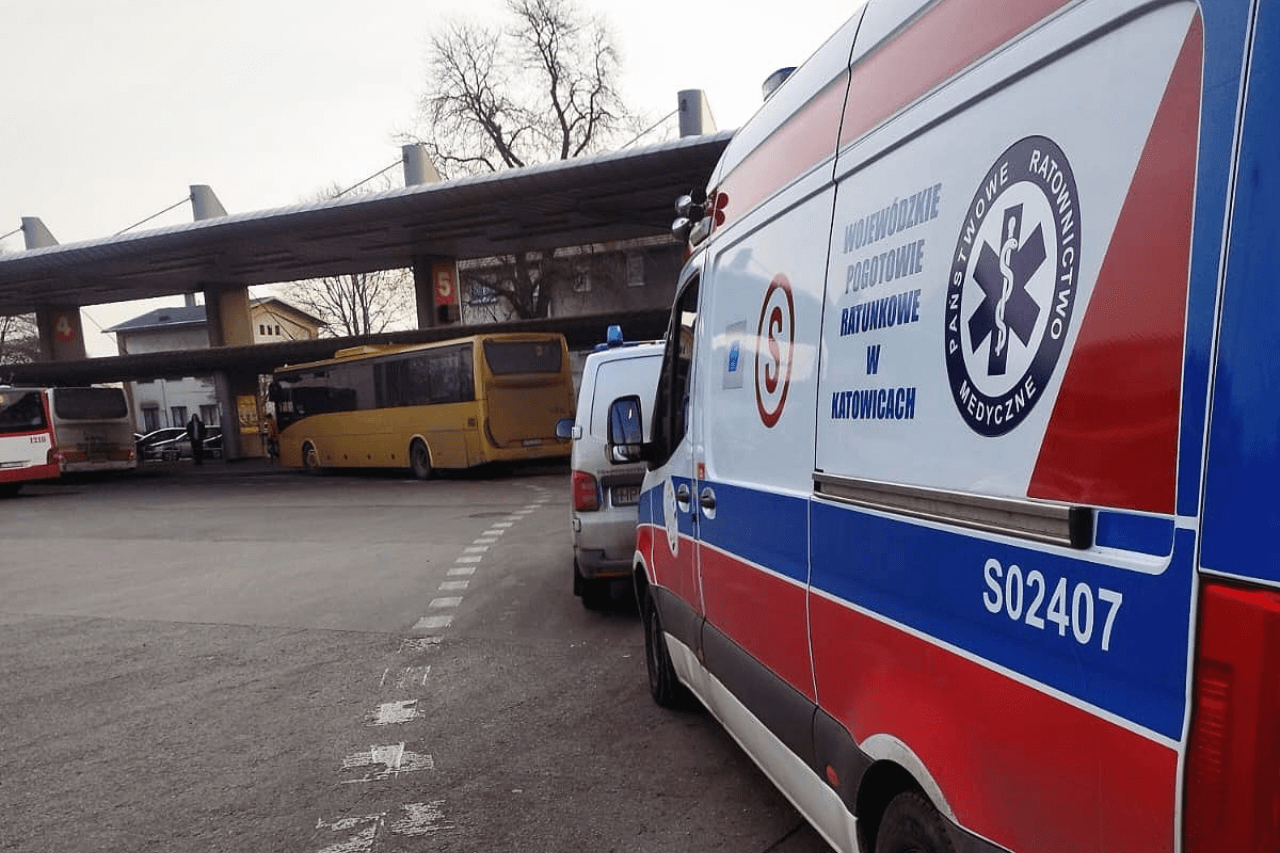 Nagły wypadek na dworcu autobusowym w Tarnowskich Górach. Na pomoc ruszyli nastolatkowie