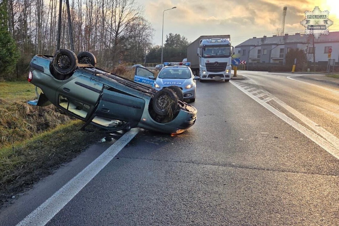 Dachowanie na DK 11 w Tworogu