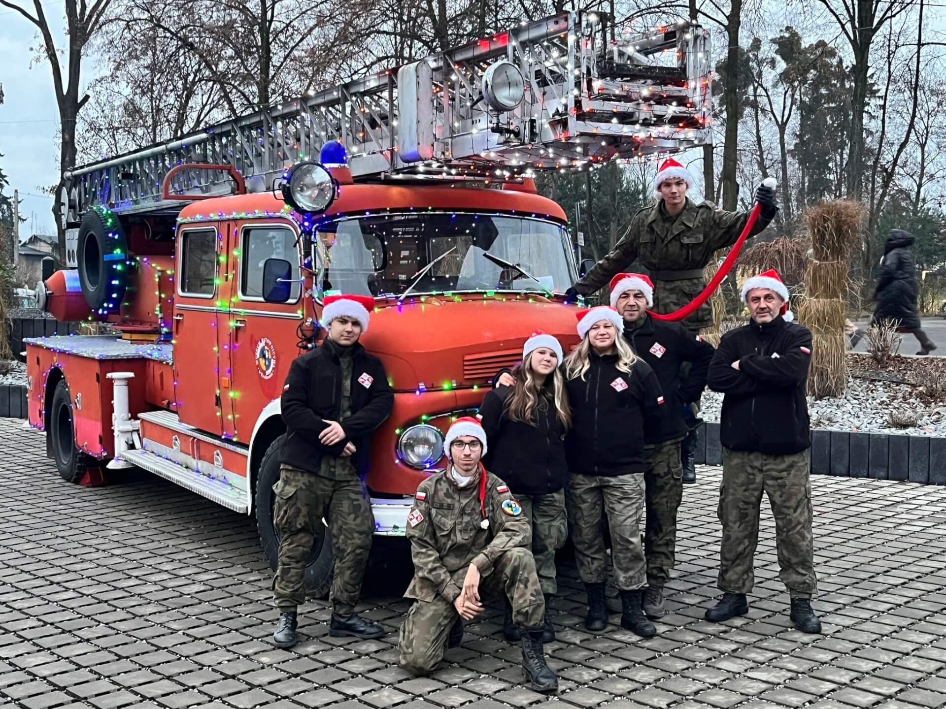 Jarmarkowo 2025 w Zbrosławicach. Pojawił się Mikołaj, elfy, a choćby świąteczny wóz strażacki